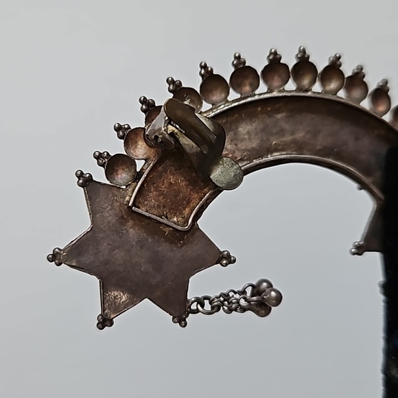 Double Clip-on Silvertone Single Earring - Picture 7 of 9